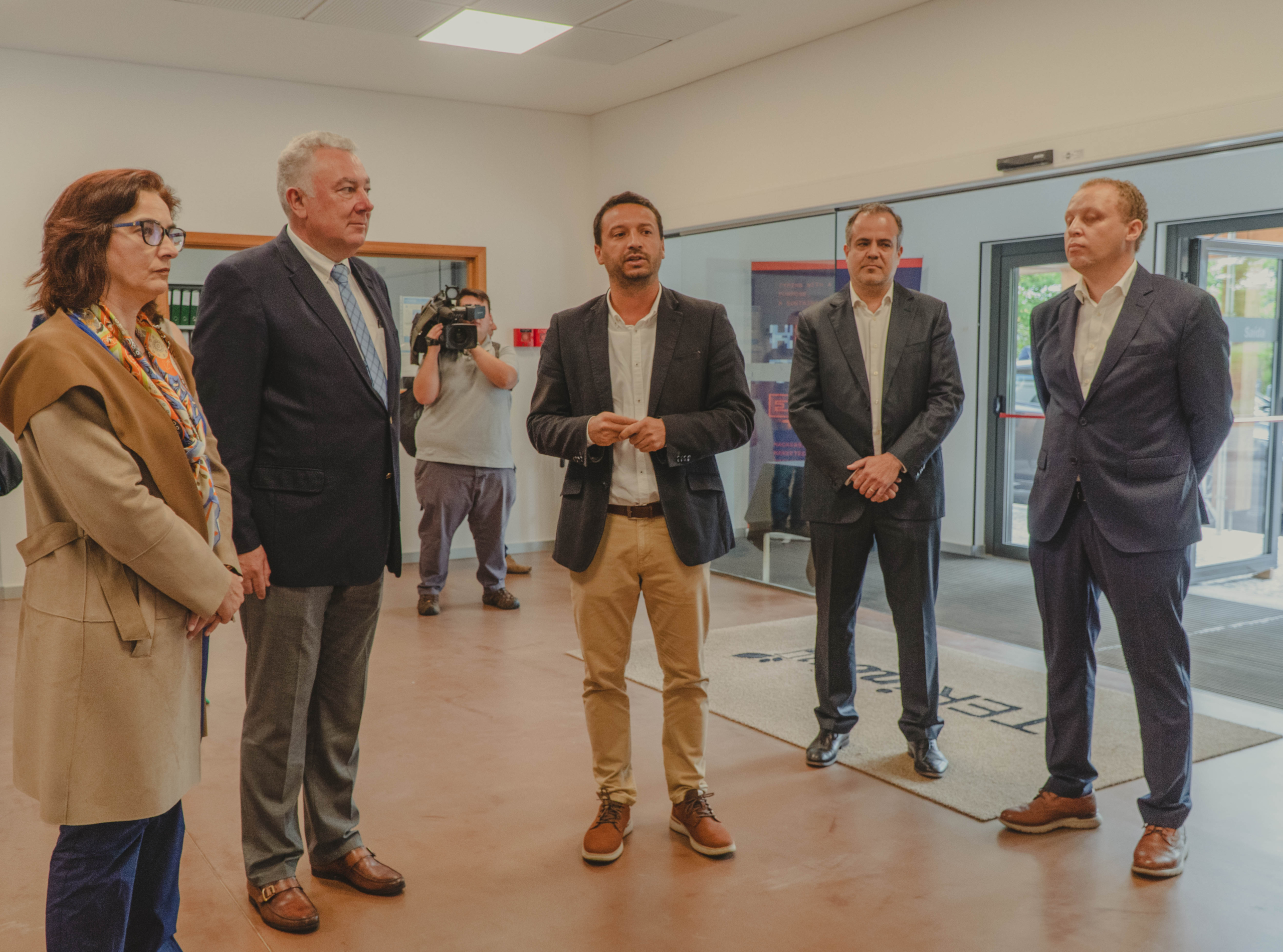 Portuguese Minister of Science, Technology and Higher Education and the Azores Vice-President visit the AIR Centre
